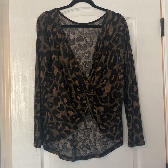 Lightweight Boutique Leopard Sweater with Twist Back Size Small NWT - Picture 2 of 4